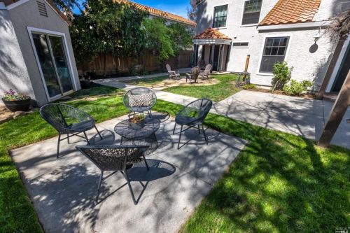 424 Stanford St, Vacaville CA  95687-4653 exterior