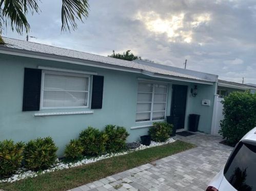 2 Robalo Ct, West Palm Beach, FL 33408-4704