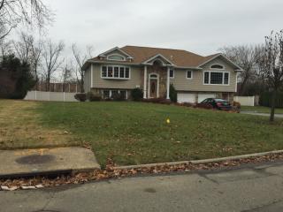 10 Jeffrey Ln, Great Neck, NY 11020-1608