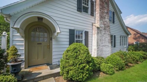 8 Parkview Ct, White Plains, NY 10603-3518