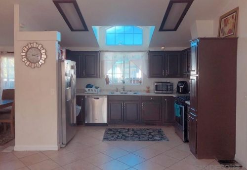 2885 Chollas Rd, San Diego CA 92105-4817 exterior