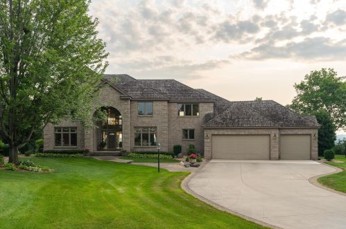 1407 Croix Crest Dr, Hudson, WI 54016-9457