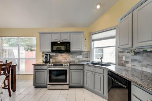 1704 Kingston Ln, Lewisville TX  75028-7307 exterior