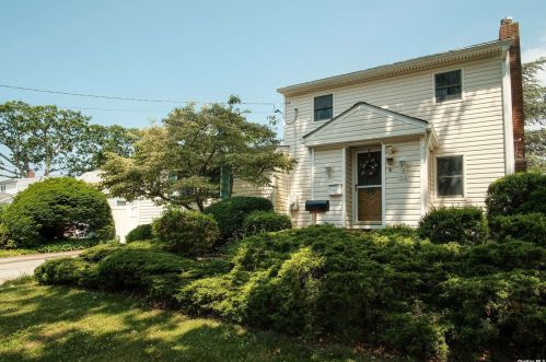 36 Jerome St, North Lindenhurst, NY 11757-3429