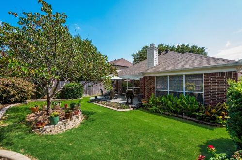 1704 Kingston Ln, Lewisville TX  75028-7307 exterior