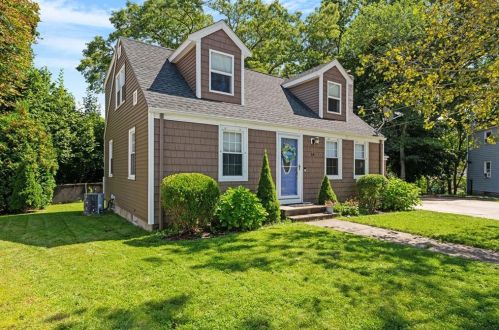 14 Pilgrim Cir, Warwick, RI 02888-3925