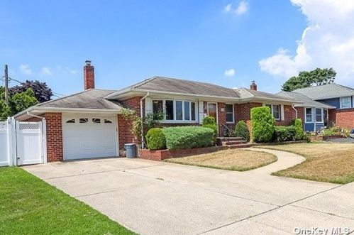 3974 Hahn Ave, Bethpage, NY 11714-5022