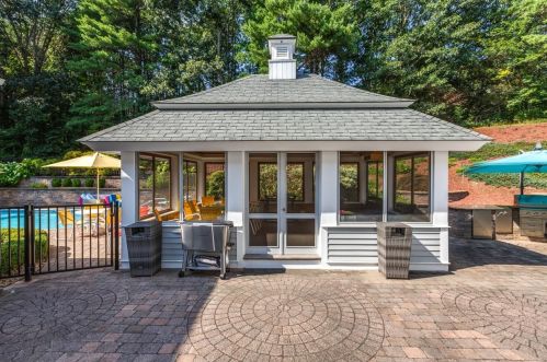 135 Hooker Farm Rd, Salem NH  03079-1815 exterior