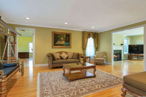 2 Filasky Ct, Muttontown, NY 11545-2756