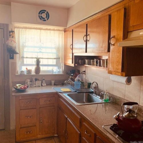 1037 221st St, Bronx, NY 10469-1231