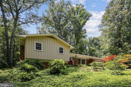 2402 Red Maple Ln, Herndon, VA 20191-3008