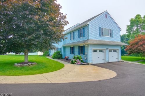 25 Martingale Dr, Wantage NJ  07461-2857 exterior