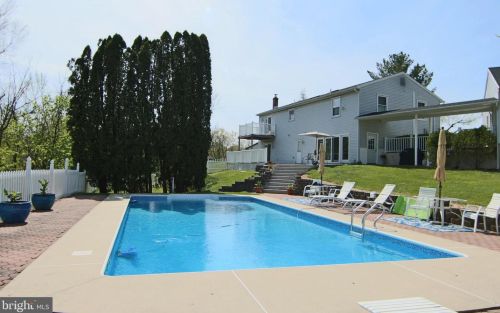 15 Sandy Hill Rd, Hummelstown, PA 17036-9389