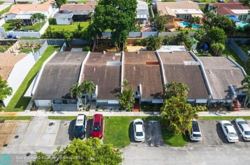2327 37 Ave, Hollywood FL 33021-3626 exterior
