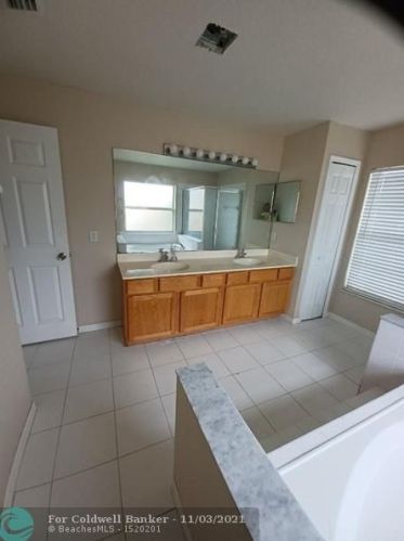 298 Carter Ave, Fort Pierce FL 34983-3006 exterior