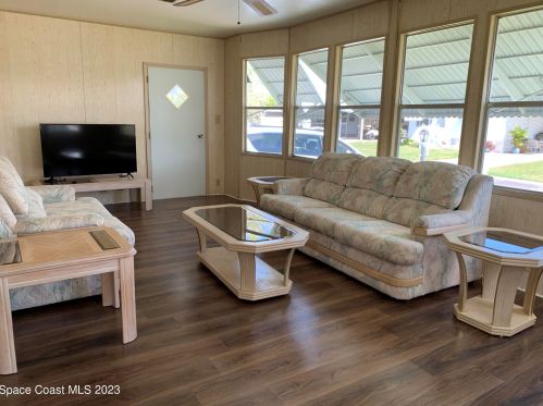 820 Thrush Cir, Sebastian, FL 32976-7527