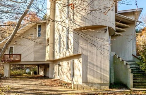 15 Sky Line Dr, Bridgeport CT  06612-1057 exterior