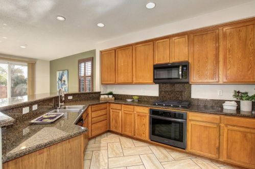 1741 Campos Ave, Woodland CA  95776-5327 exterior