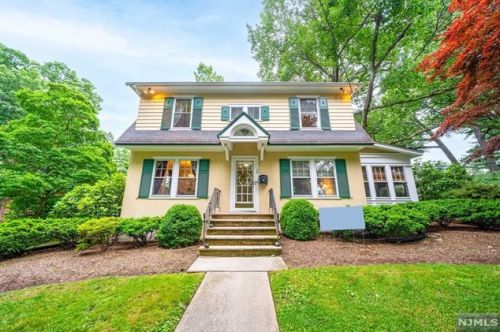 29 Goodwin Ter, Westwood, NJ 07675-2908