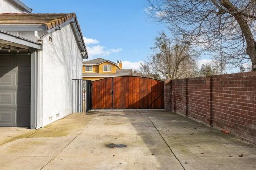 8982 Springhurst Dr, Elk Grove CA  95624-3220 exterior