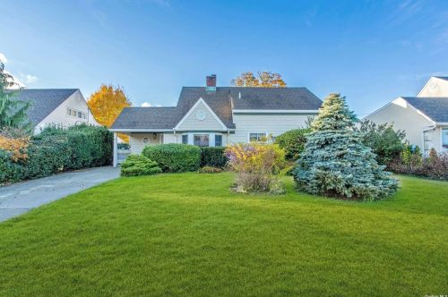 211 Cypress Ln, Westbury, NY 11590-5713