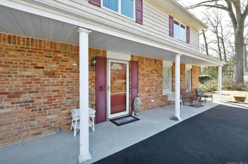 8 Norman Ct, Huntington Station, NY 11746-5812