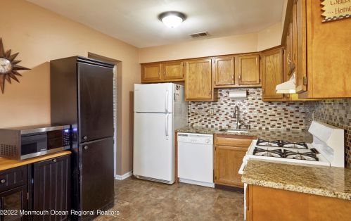 5 Whittier Ct, East Freehold, NJ 07728-4332