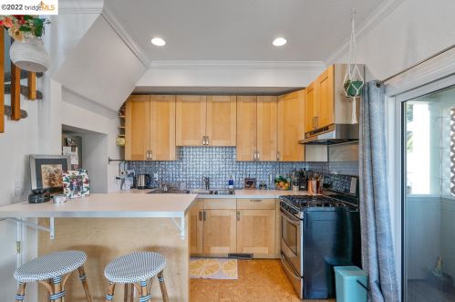 5937 Fremont St, Oakland CA 94608-2217 exterior