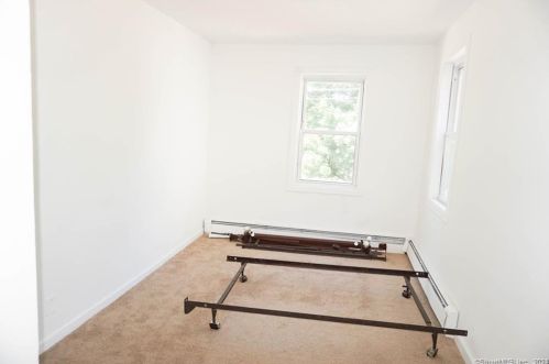 77 High St, Vernon, CT 06066-3638