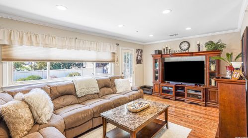 2851 Besade Ct, Rockville Centre, NY 11572-1007
