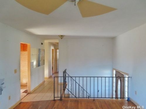 233 Rushmore St, Westbury NY  11590-3822 exterior