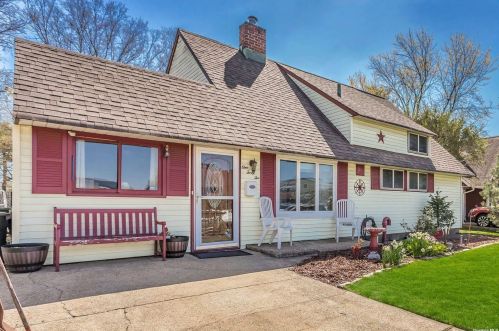 142 Choir Ln, Westbury, NY 11590-5733