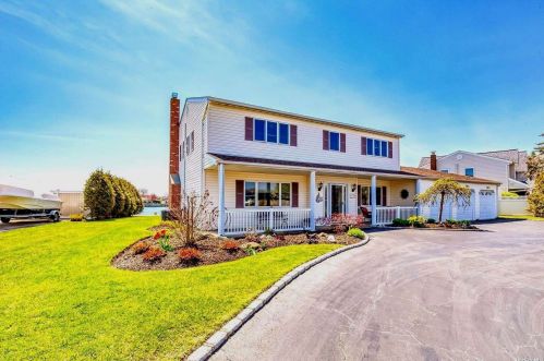 6 Lagoon Dr, Copiague, NY 11726-5417