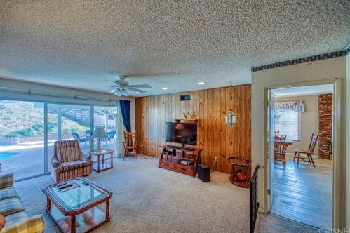 28682 Lakecrest Ave, Santa Clarita, CA 91387-1767