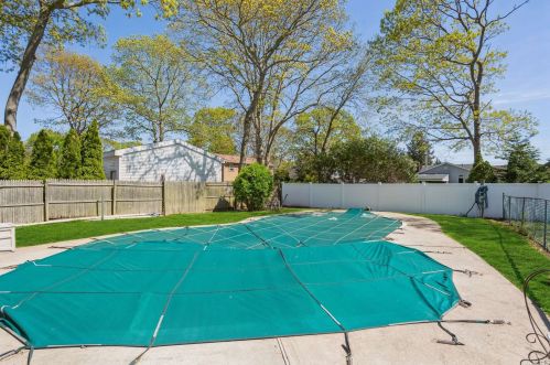 32 Aster Ave, Holtsville NY  11742-1703 exterior