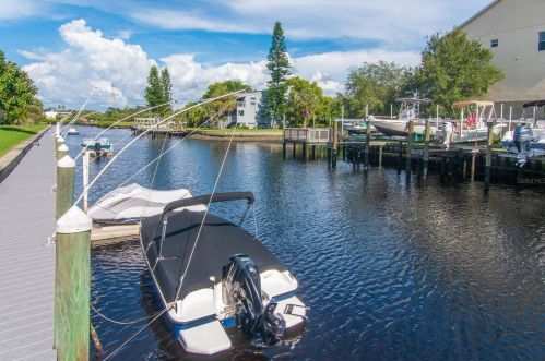 364 Moorings Cove Dr, Tarpon Springs, FL 34689-2676