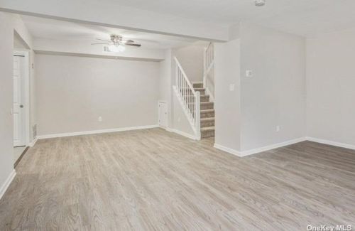 212 Feller Dr, Central Islip, NY 11722-1214