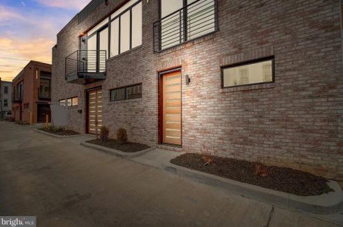 921 Euclid St, Washington, DC 20001-3928