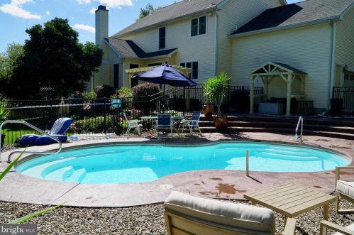 32 Sunrise Ct, Southampton PA 18966-1981 exterior