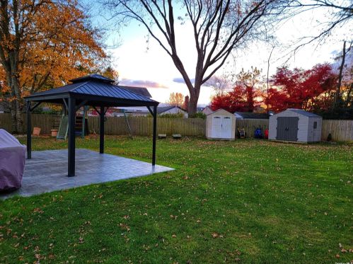 668 Greenbelt Pkwy, Holbrook, NY 11741-4214