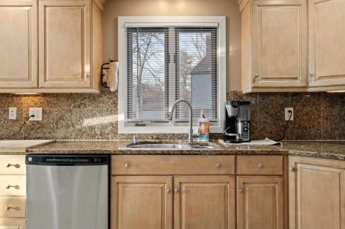 8 Kipford Way, Nashua NH 03063-1504 exterior