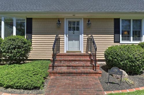 126 Greenfield Dr, Bridgeport, CT 06606-4452