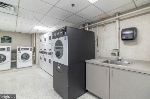 210 Locust St, Philadelphia PA  19106-3945 exterior