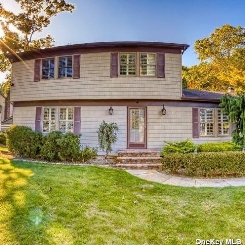 100 Stonehurst Ln, Huntington Station, NY 11746-7934