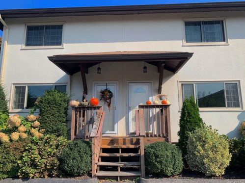 16 Lindstrom Rd, Stamford, CT 06902-7446
