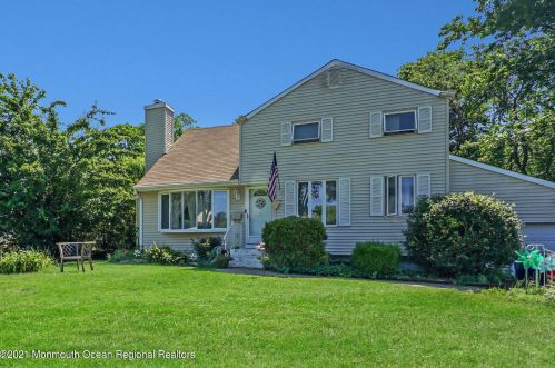 17 Collinson Dr, Middletown, NJ 07748-1507