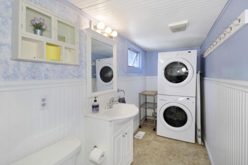 28 Narragansett Ave, Marthas Vineyard MA 02539-4428 exterior