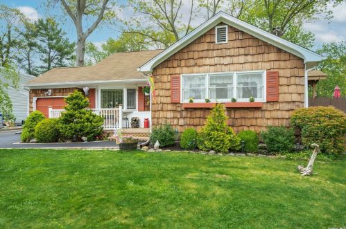 39 9th Ave, San Remo, NY 11754-4316