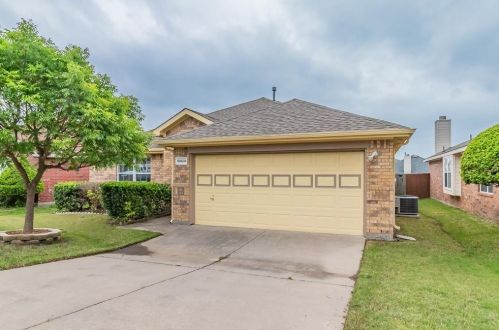 10424 Lake Brook Dr, Hurst, TX 76053-7831
