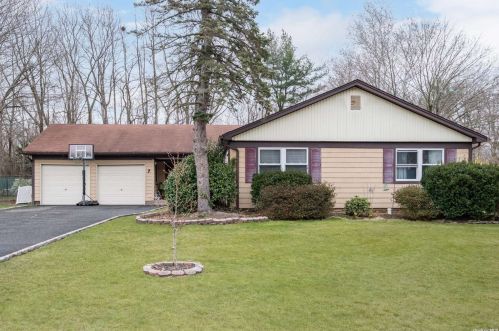7 Lyndon Ln, South Setauket, NY 11720-1211